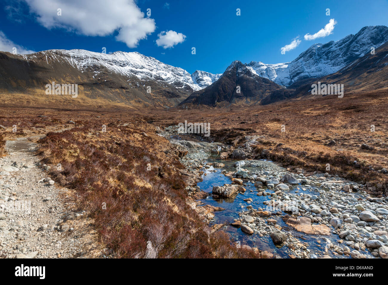 Die Cuillin Hills aus neben Allt Kokosfasern einen Mhadhaidh auf die Fee Pools gehen, Glen Brittle, Isle Of Skye, Schottland Stockfoto