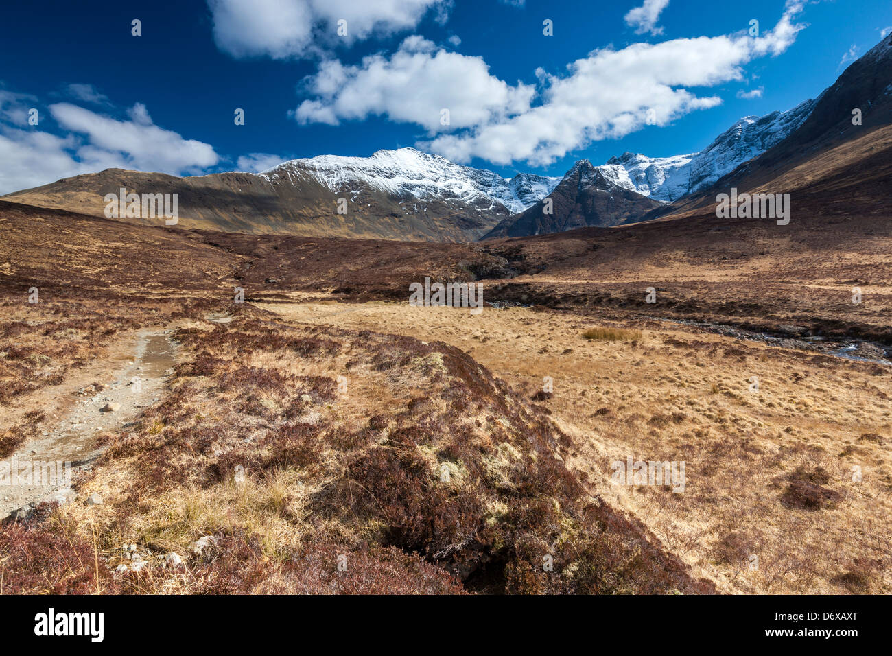 Die Cuillin Hills aus neben Allt Kokosfasern einen Mhadhaidh auf die Fee Pools gehen, Glen Brittle, Isle Of Skye, Schottland Stockfoto