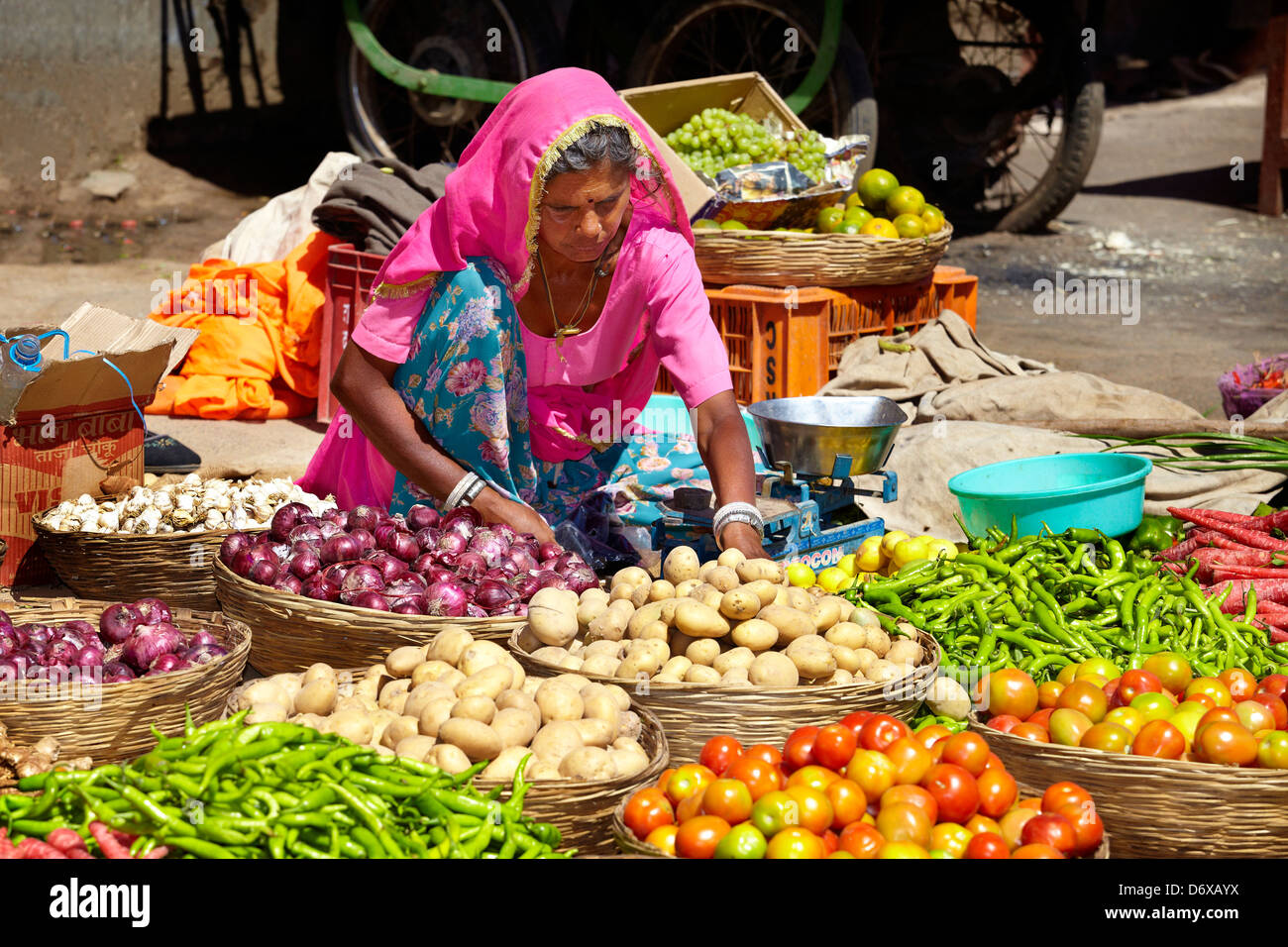 Pushkar Straßenszene, Indien Frau verkaufen Gemüse auf Straßenmarkt, Pushkar, Rajasthan, Indien Stockfoto