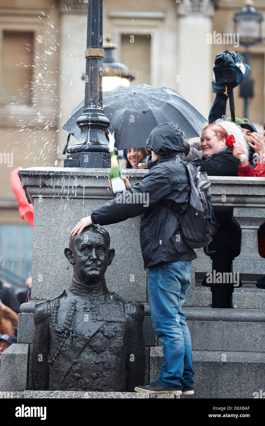 Demonstranten versammeln sich am Trafalgar Square in London, für eine Party zu feiern den Tod des ehemaligen Prime Minster Margaret Thatcher Stockfoto