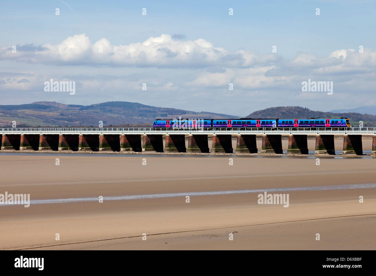 Trans-Pennine Express-Zug überquert die Kent-Viadukt, Kent Estuary Arnside Cumbria UK Stockfoto