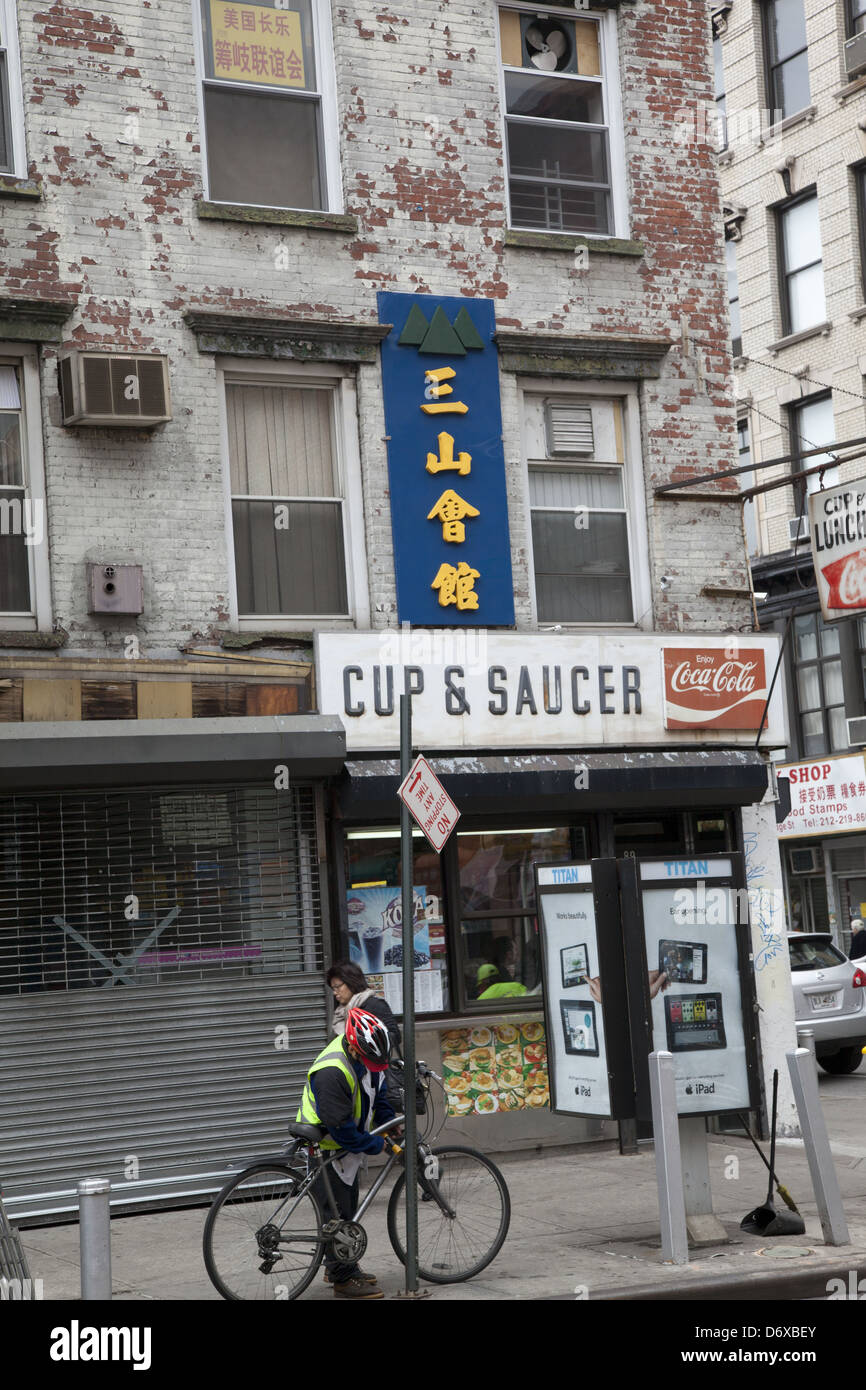 Die klassische Tasse & Untertasse Diner an der Canal Street auf der Lower East Side ist seit Jahrzehnten das gleiche. NEW YORK CITY Stockfoto