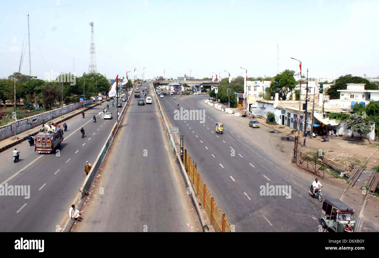 Karachi, Pakistan. 24. April 2013. Eine Straße gibt Wüste Looks während Streiks von Muttahida Qaumi Bewegung (MQM) gegen einen Bombenanschlag auf Lager Büro Partei, beim Shahrah-e-Faisal in Karachi auf Mittwoch, 24. April 2013 genannt. Muttahida Qaumi Bewegung (MQM) beobachtet Mittwoch Tag der Trauer in Sindh über den Angriff auf die Wahlbüros in Pufferzone Bereich vier Menschen getötet und 30 weitere verletzt wurden. Asianet-Pakistan/Alamy Stockfoto