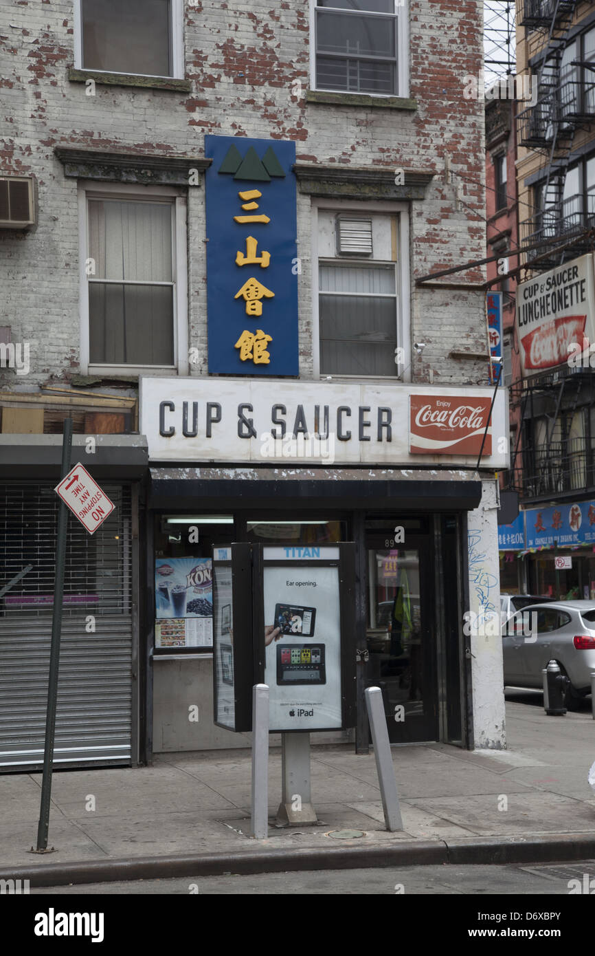 Die klassische Tasse & Untertasse Diner an der Canal Street auf der Lower East Side ist seit Jahrzehnten das gleiche. NEW YORK CITY Stockfoto