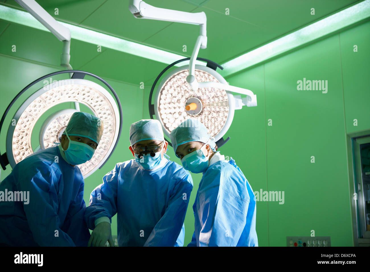 Chirurgen machen eine Operation im OP-Saal Stockfoto