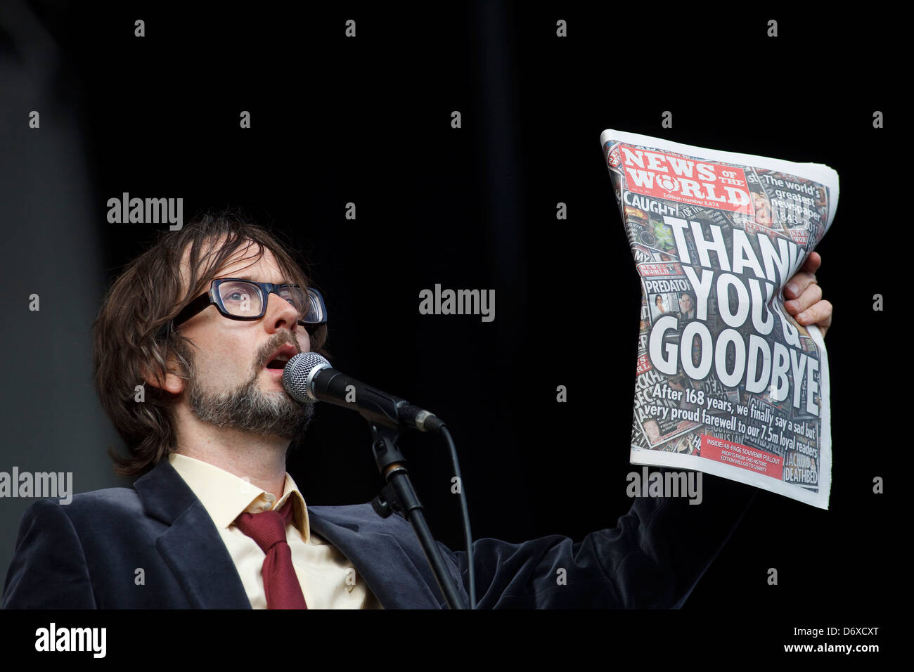 Jarvis Cocker von Brei auf der Hauptbühne, mit einer Kopie der letzten Ausgabe der News der Welt durchführen. T in the Park Stockfoto