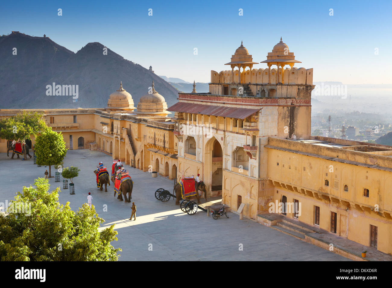Amber Fort - Landschaft mit Elefanten auf den Jaleb Chowk Innenhof und Haupteingang des Amber Fort, Jaipur, Rajasthan, Indien Stockfoto