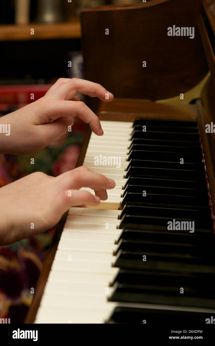 Junge Hände am Klavier-Tastatur Stockfoto
