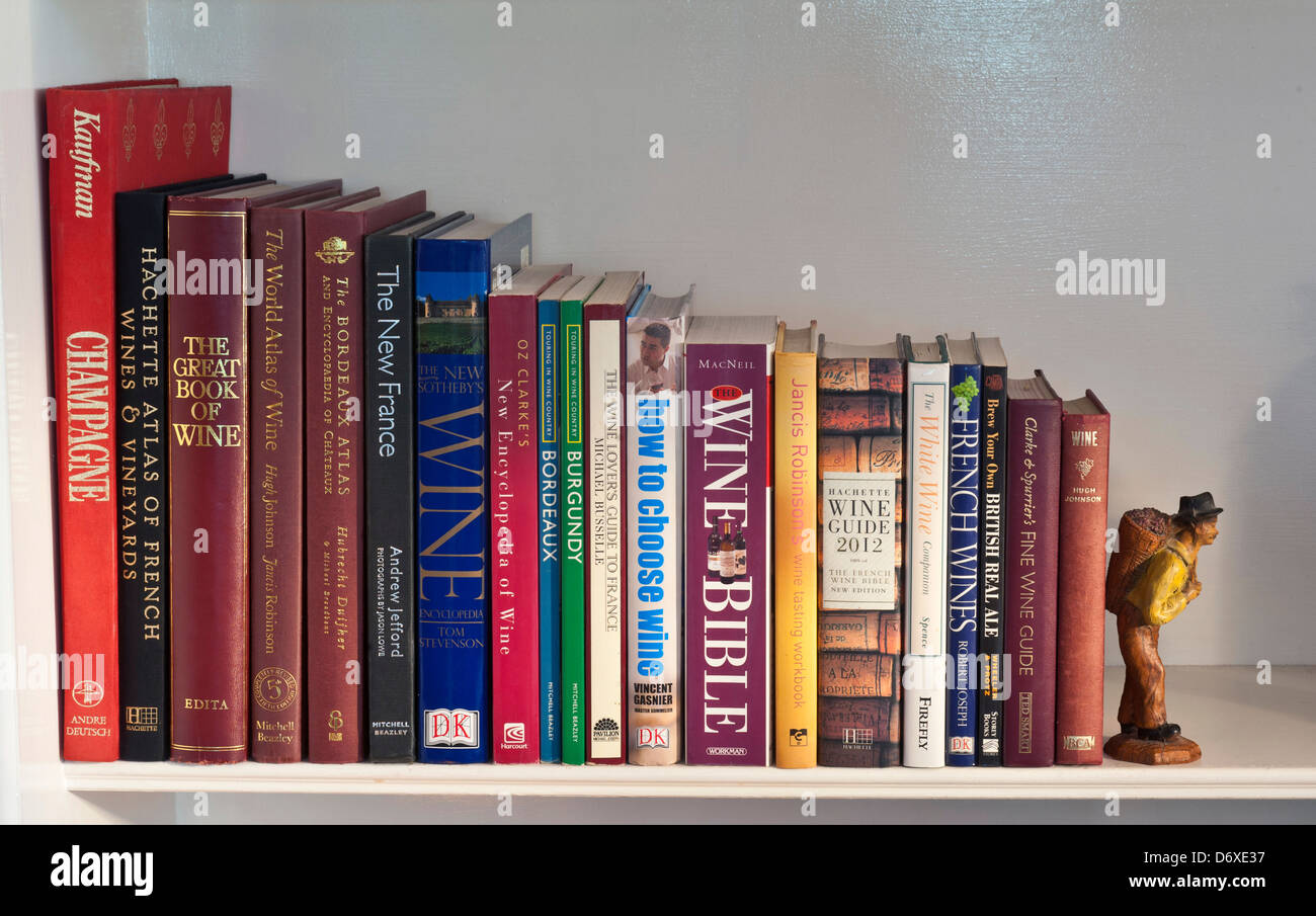 Weinbücher im hauseigenen Regal Vielfalt von klassisch und modern Wein-Nachschlagewerke auf Bücherregal mit Weinernter Buchfigur Stockfoto