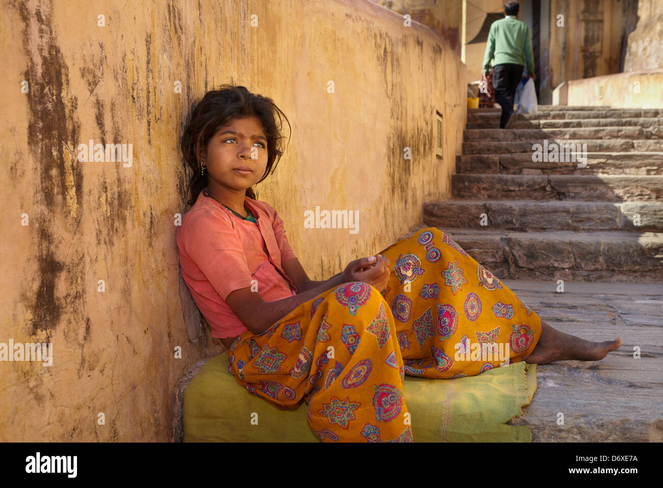 Porträt der arme Junge Indien Mädchen Kind Standortwahl auf der Treppe zum Amber Fort, Jaipur, Indien Stockfoto