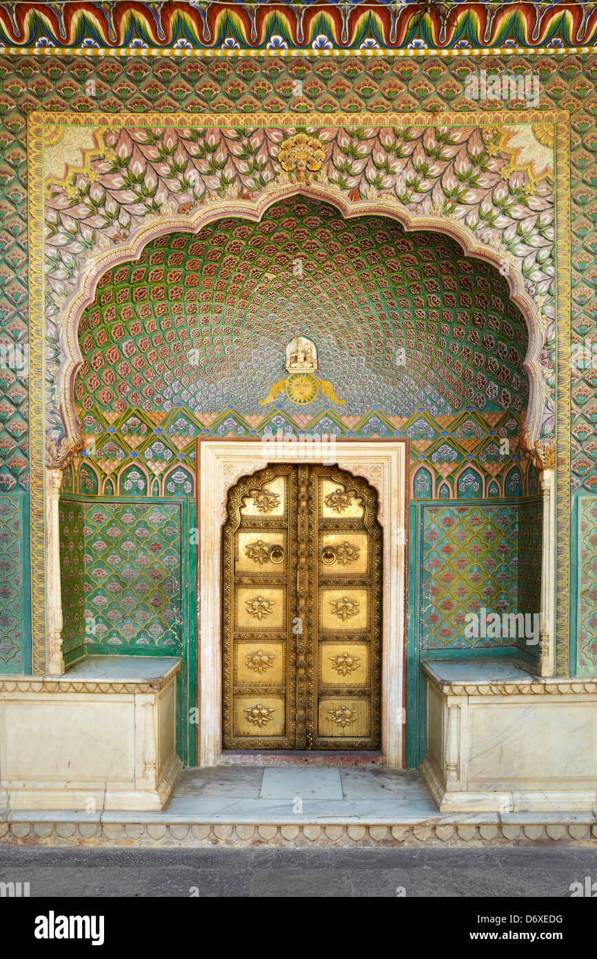 Kunst dekorative Eingang mit Tür, Chandra Mahal, Jaipur City Palace, Jaipur, Rajasthan, Indien Stockfoto