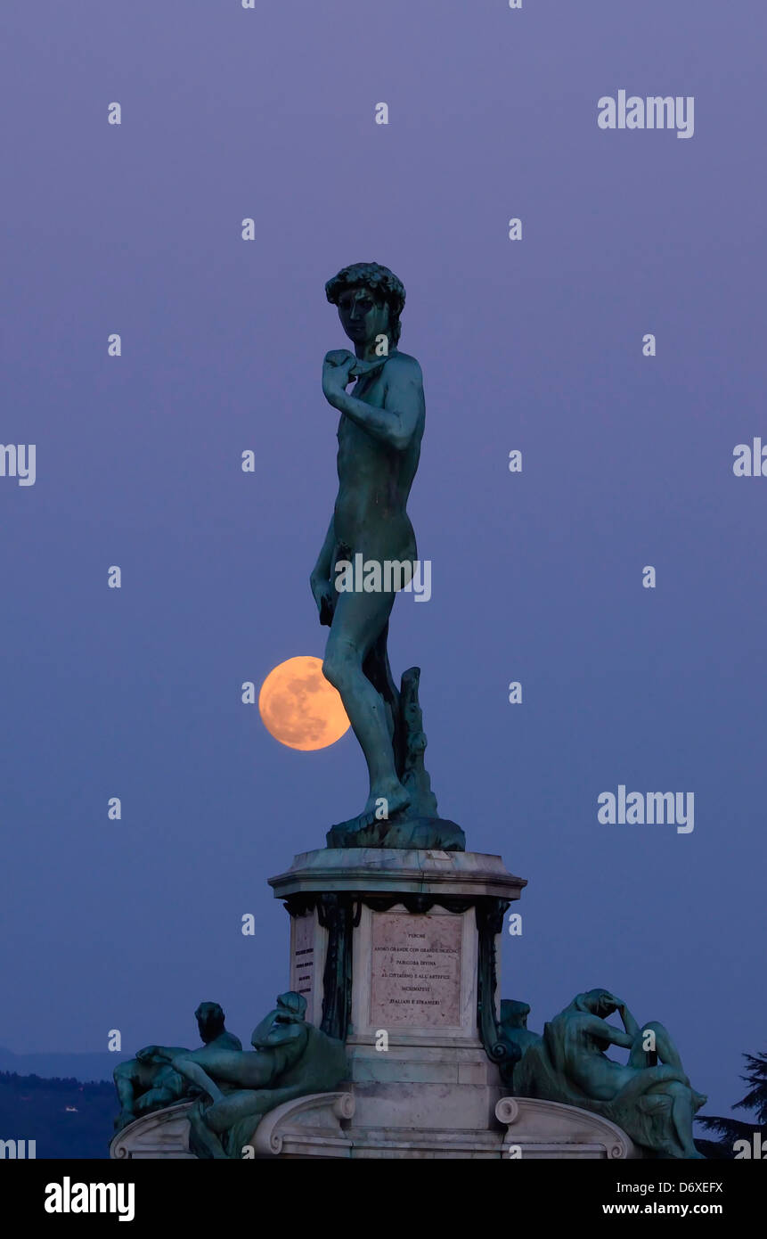 Bronzene Nachbildung von Michelangelos David und der Mond, Piazzale Michelangelo, Florenz, Italien. Stockfoto