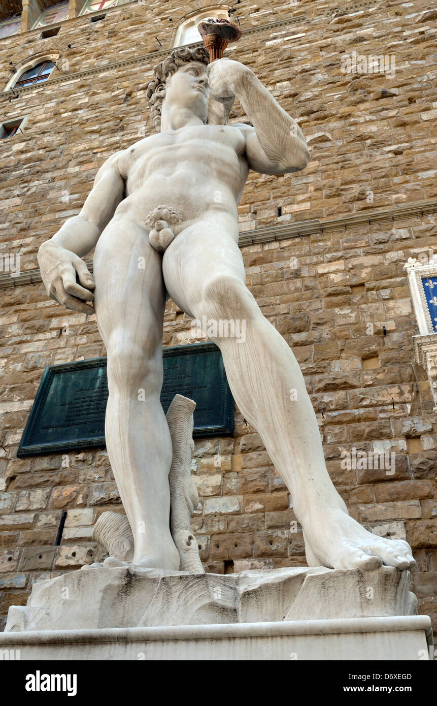 Michelangelos David essen Eis in der Piazza della Signoria, Florenz, Italien. Stockfoto