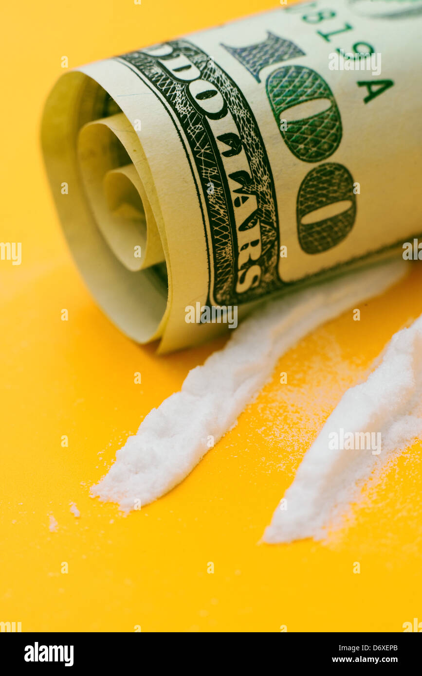 Linien von illegalen Drogen und hundert-Dollar-banknote Stockfoto