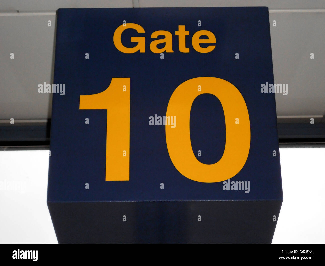 Tor Nummer 10 in der Abfahrt lounge, East Midlands Airport, Castle Donnington, Leicestershire, England, Vereinigtes Königreich, West-Europa. Stockfoto