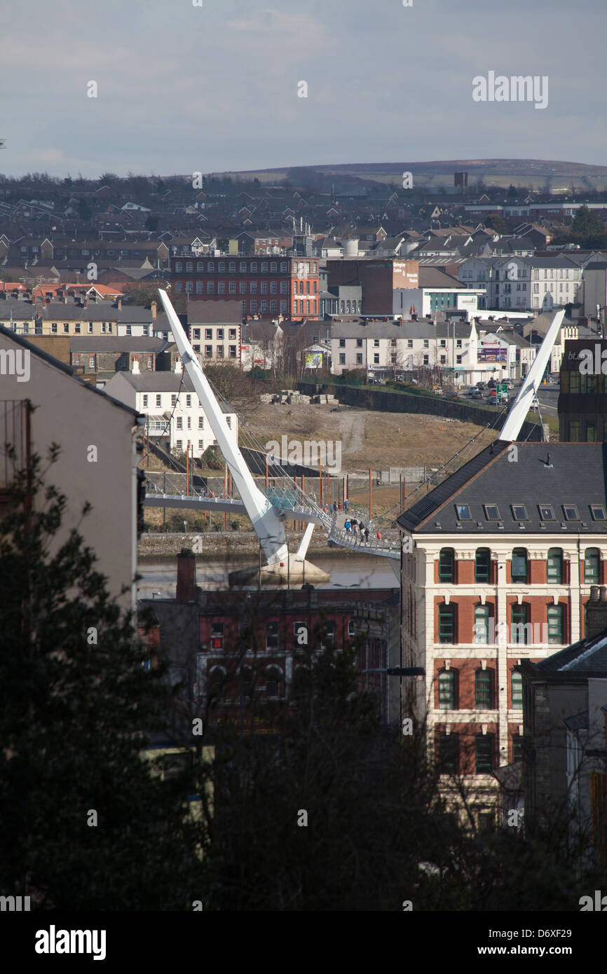 Die Friedensbrücke Derry Londonderry von Brooke Park Derry Londonderry Nordirland Vereinigtes Königreich Stockfoto