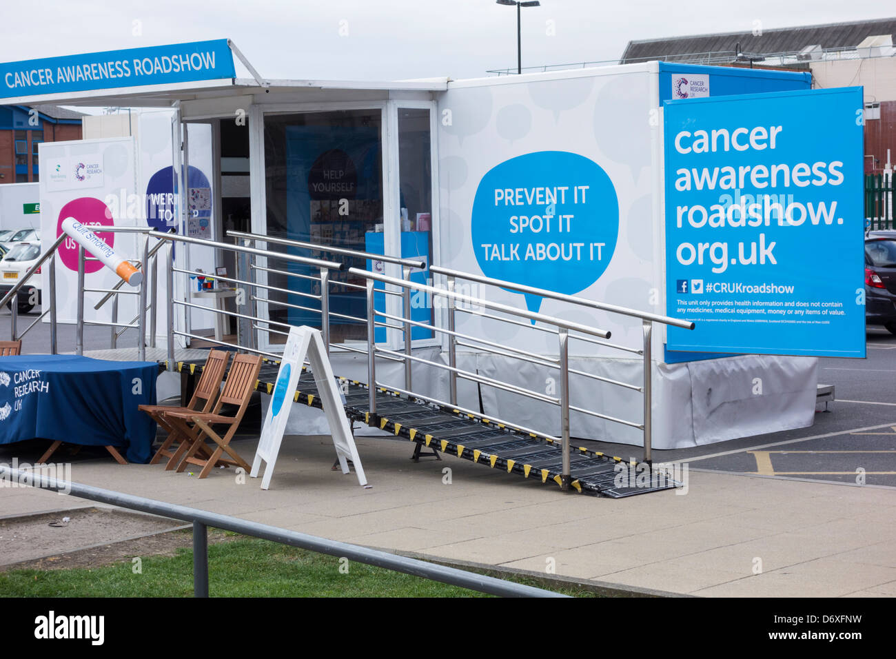 Krebs-Bewusstsein-Roadshow im Einkaufszentrum Parkplatz in Hartlepool, England, UK Stockfoto