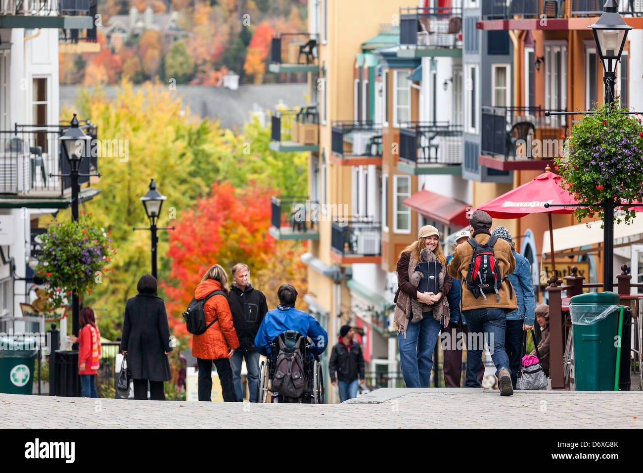 Touristen in Mont Tremblant Dorf, Herbst, Laurentians, Quebec, Kanada Stockfoto