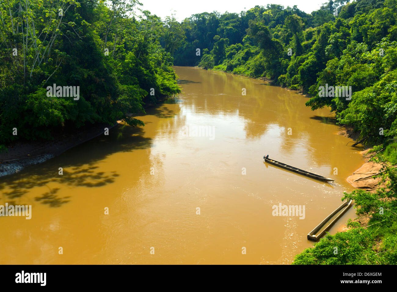 Amazonas Fluß, das Wasser braun mit Sediment, das Rio-Verfassung in Ecuador. Mit indischen Einbäume im Vordergrund. Stockfoto