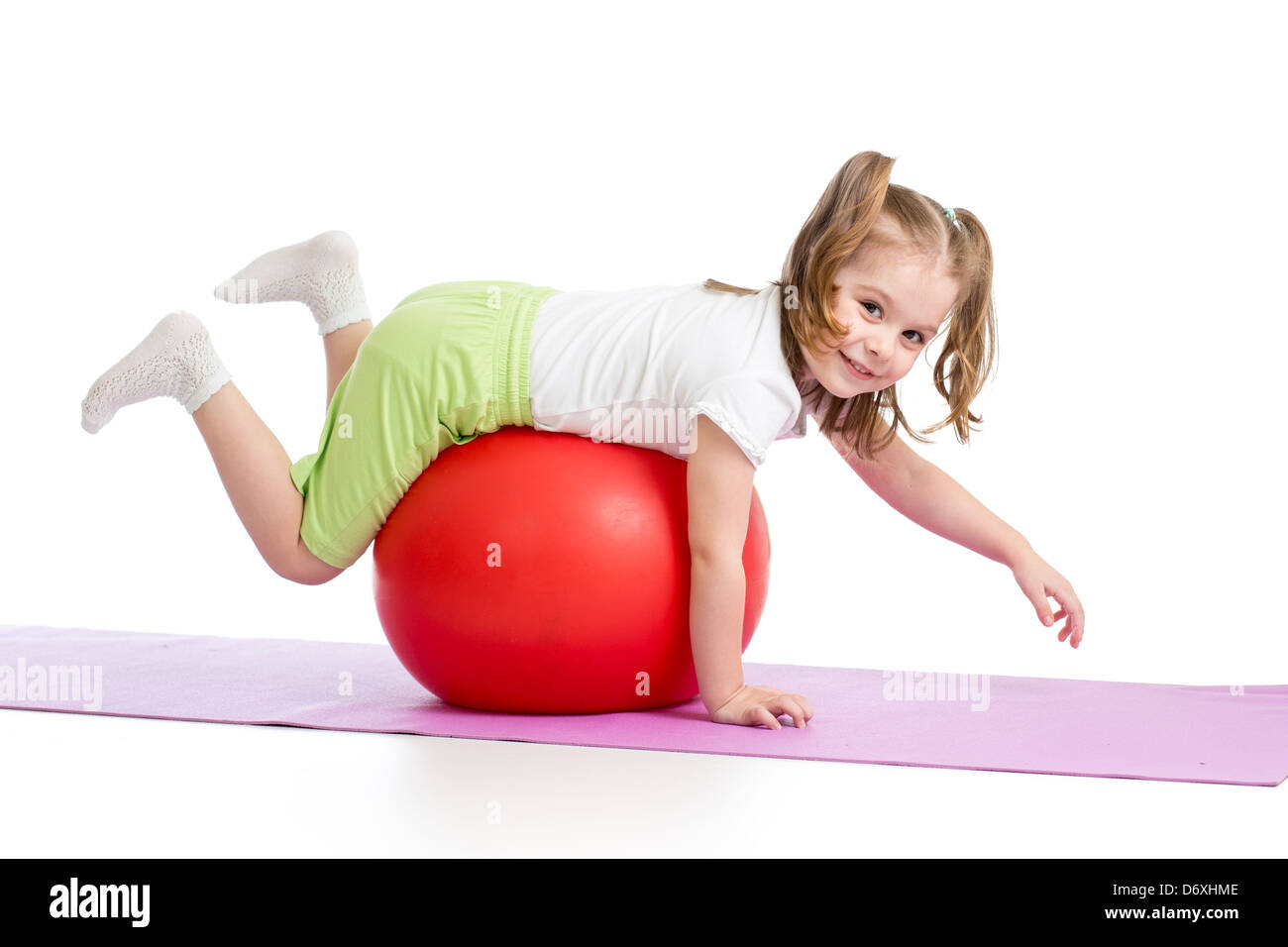 Kinder, die Spaß mit Gymnastik Ball isoliert Stockfoto