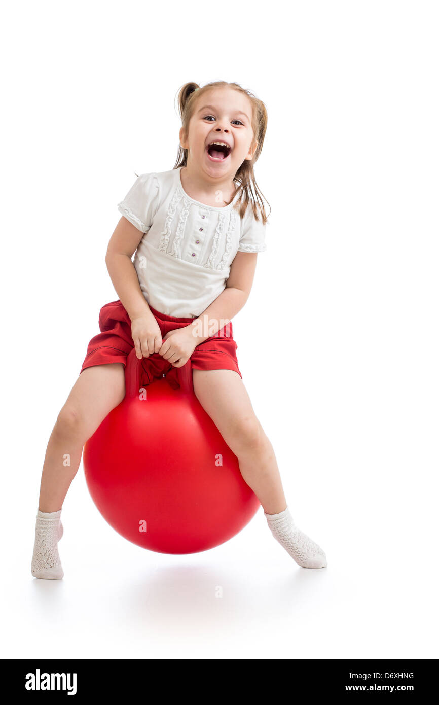 glückliches Kind auf springenden Ball springen. Isoliert auf weiss. Stockfoto