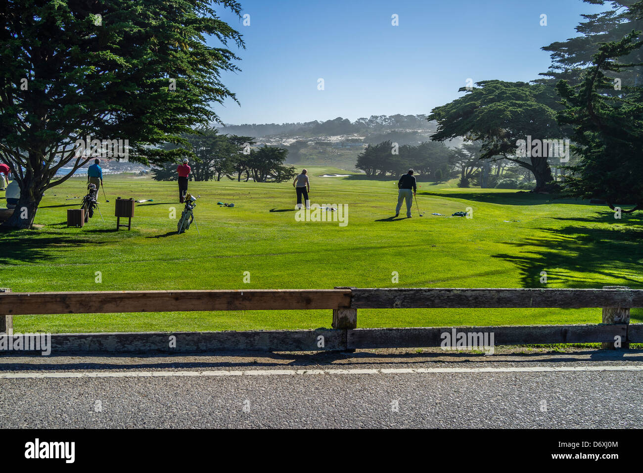 Golfer Abschlag auf der driving Range auf der Monterey-Halbinsel in der Nähe von Pebble Beach in Nord-Kalifornien, USA. Stockfoto