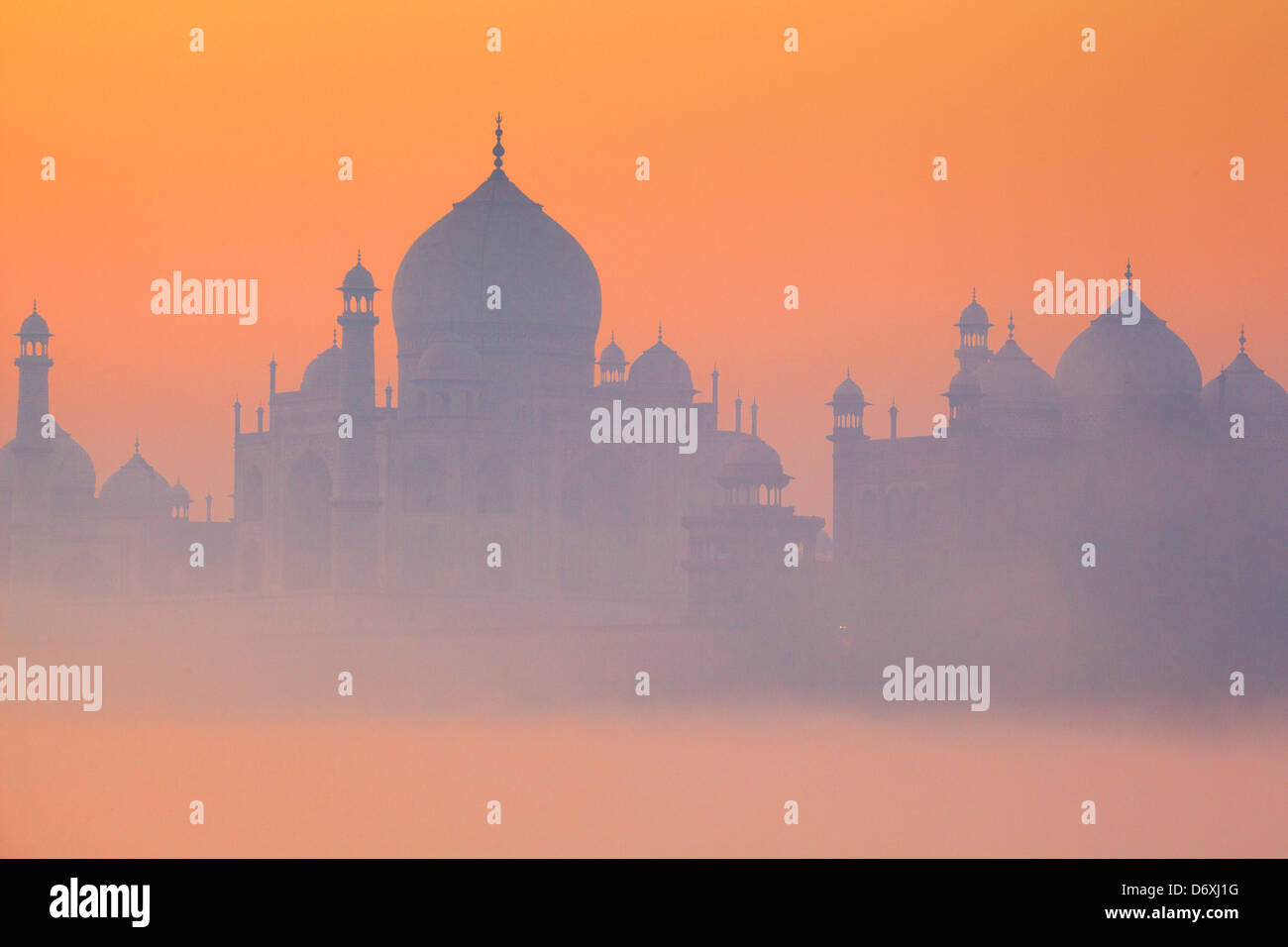 Skyline von Taj Mahal bei Sonnenaufgang, Agra, Uttar Pradesh, Indien Stockfoto