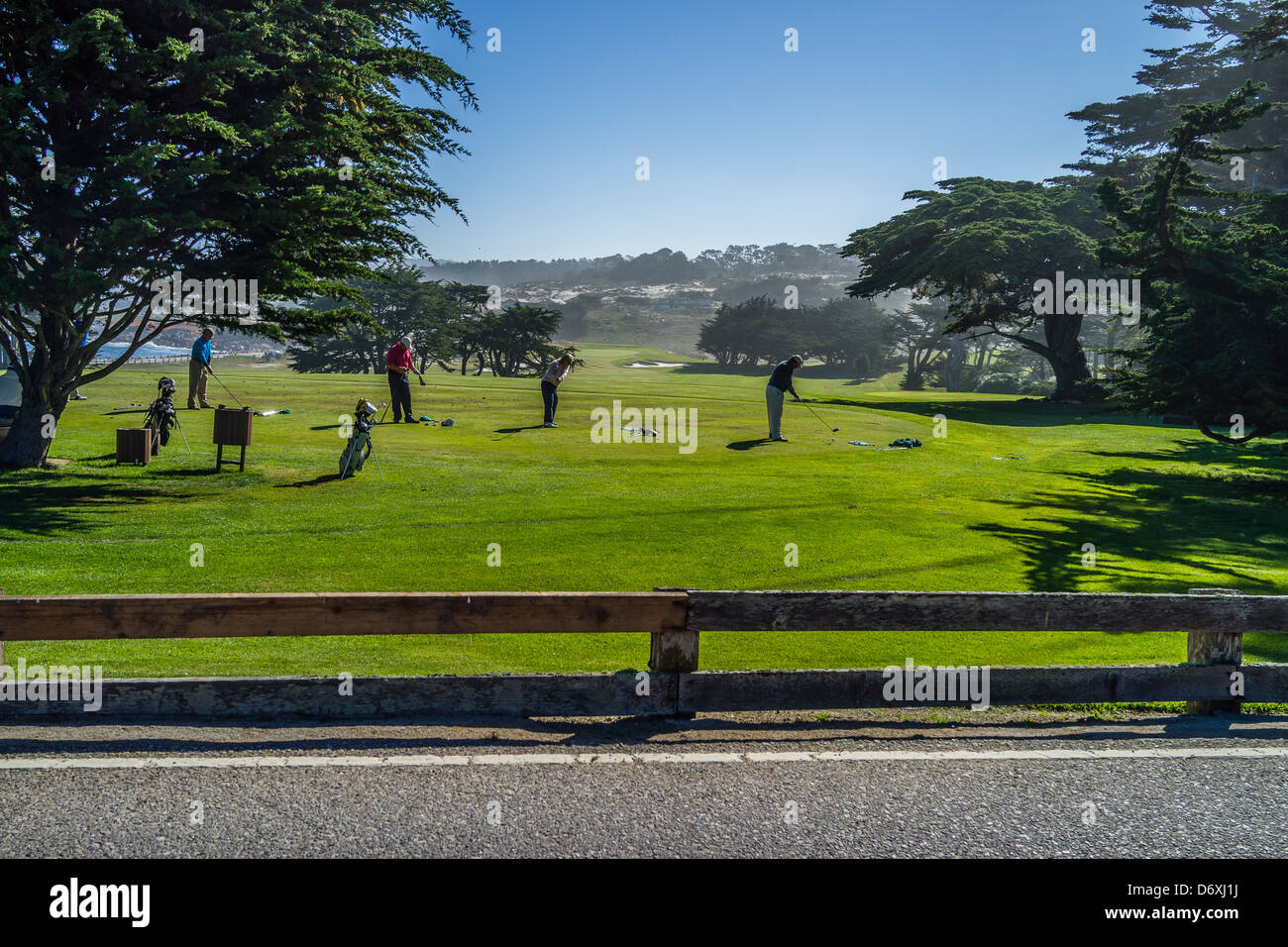 Golfer Abschlag auf der driving Range auf der Monterey-Halbinsel in der Nähe von Pebble Beach in Nord-Kalifornien, USA. Stockfoto