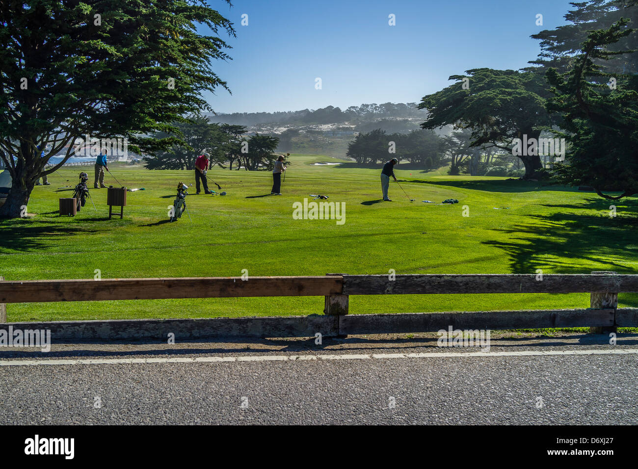 Golfer Abschlag auf der driving Range auf der Monterey-Halbinsel in der Nähe von Pebble Beach in Nord-Kalifornien, USA. Stockfoto