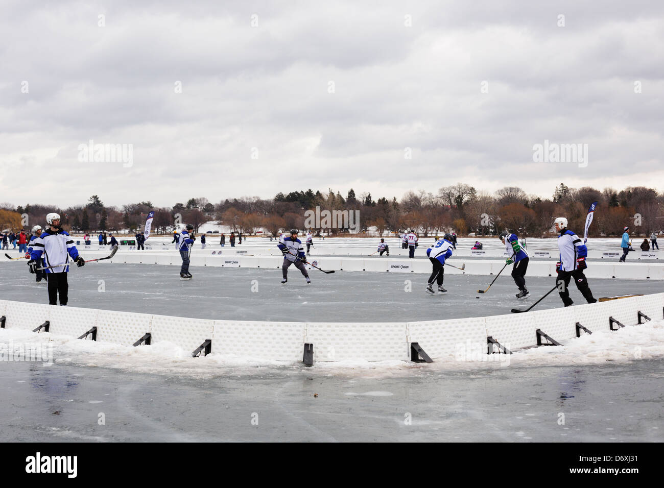 Gesamtansicht von Spielern und Eisbahnen bei US-Pond Hockey Meisterschaften auf See Nokomis am 19. Januar 2013. Stockfoto