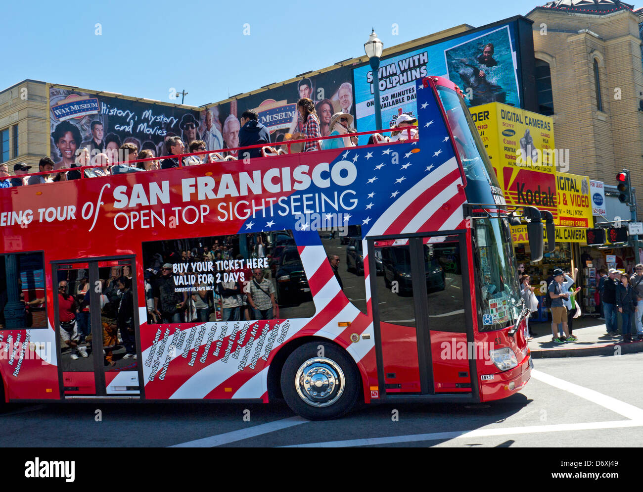 Open Top rot-Stadt-Tour-Bus am Fishermans Wharf mit Touristen auf sonnigen Oberdeck San Francisco Kalifornien, USA Stockfoto