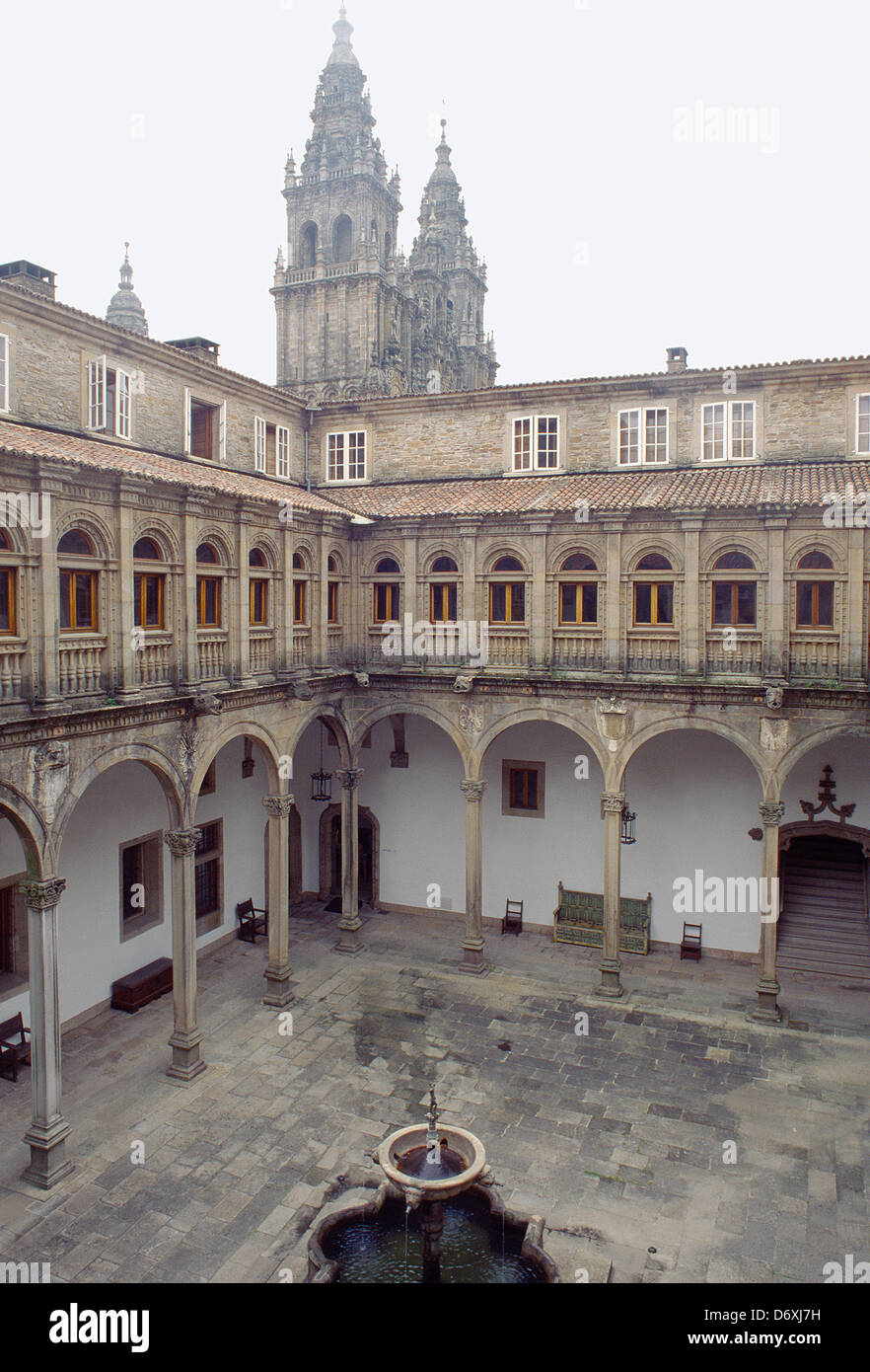 Hof und Kathedrale. Parador Hostal de Los Reyes Catolicos, Santiago De Compostela, La Coruña Provinz, Galizien, Spanien. Stockfoto