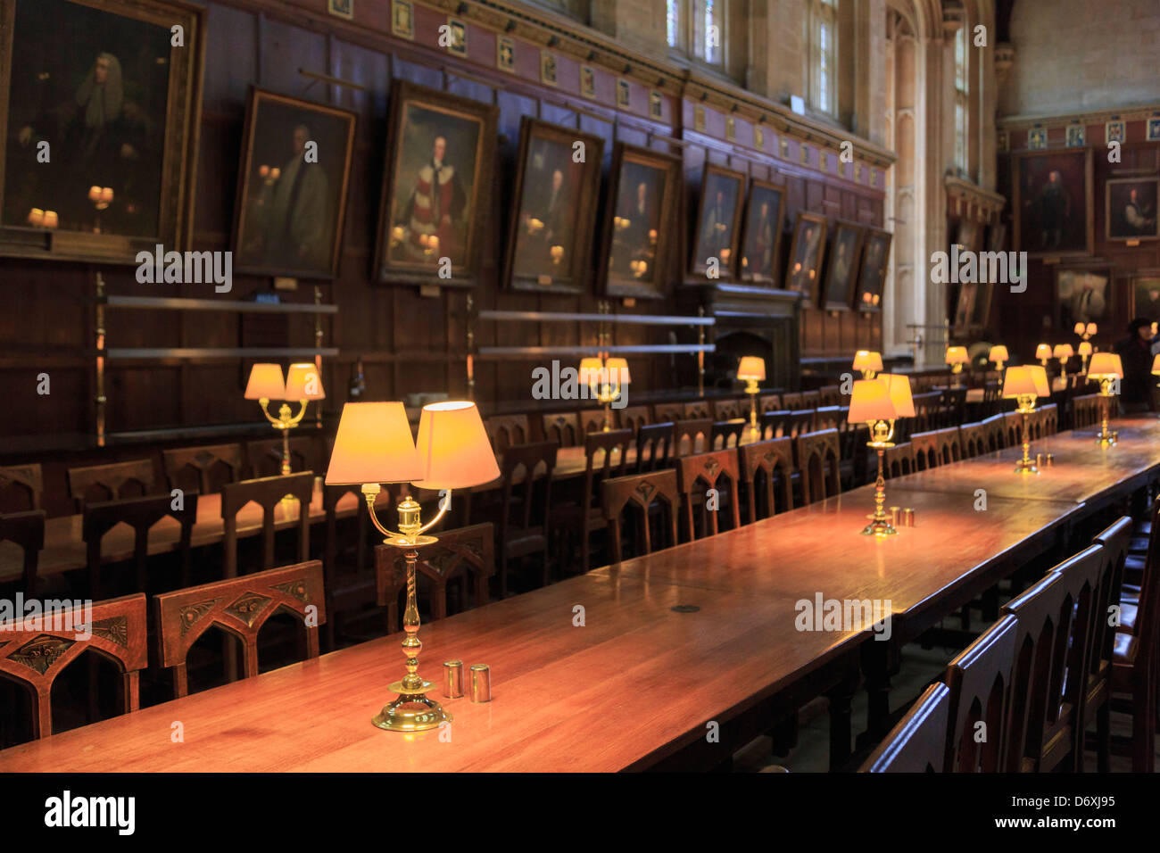 Historic Christus Kirche College Aula Universität Esszimmer mit Lampen an langen Holztischen. Oxford Oxfordshire England UK Stockfoto