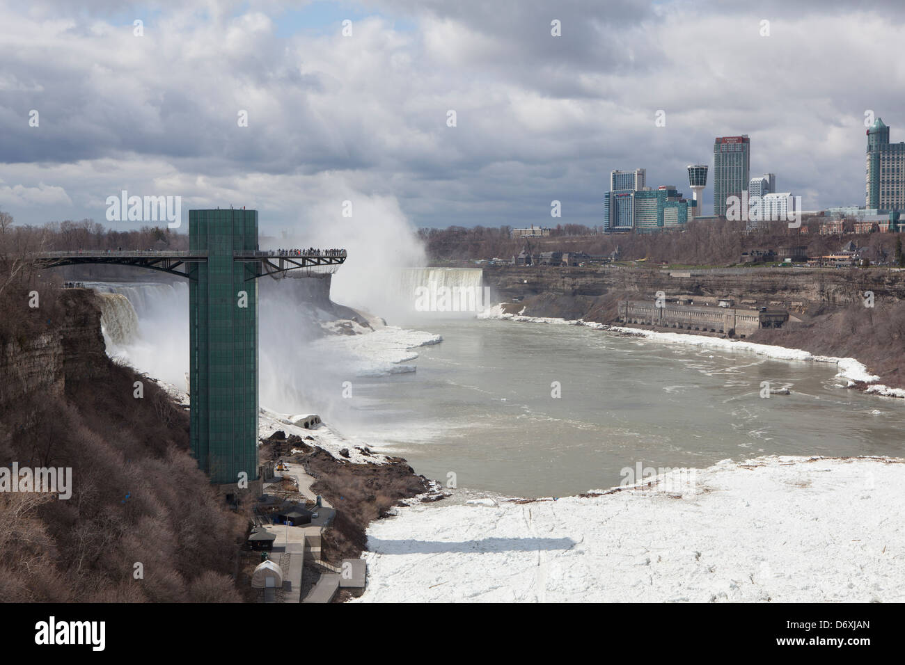 Wachturm neben die Niagara-Fälle im Frühjahr, an der Grenze zwischen den USA und Kanada. Schießen Sie auf der US Seite in Richtung Kanada. Stockfoto