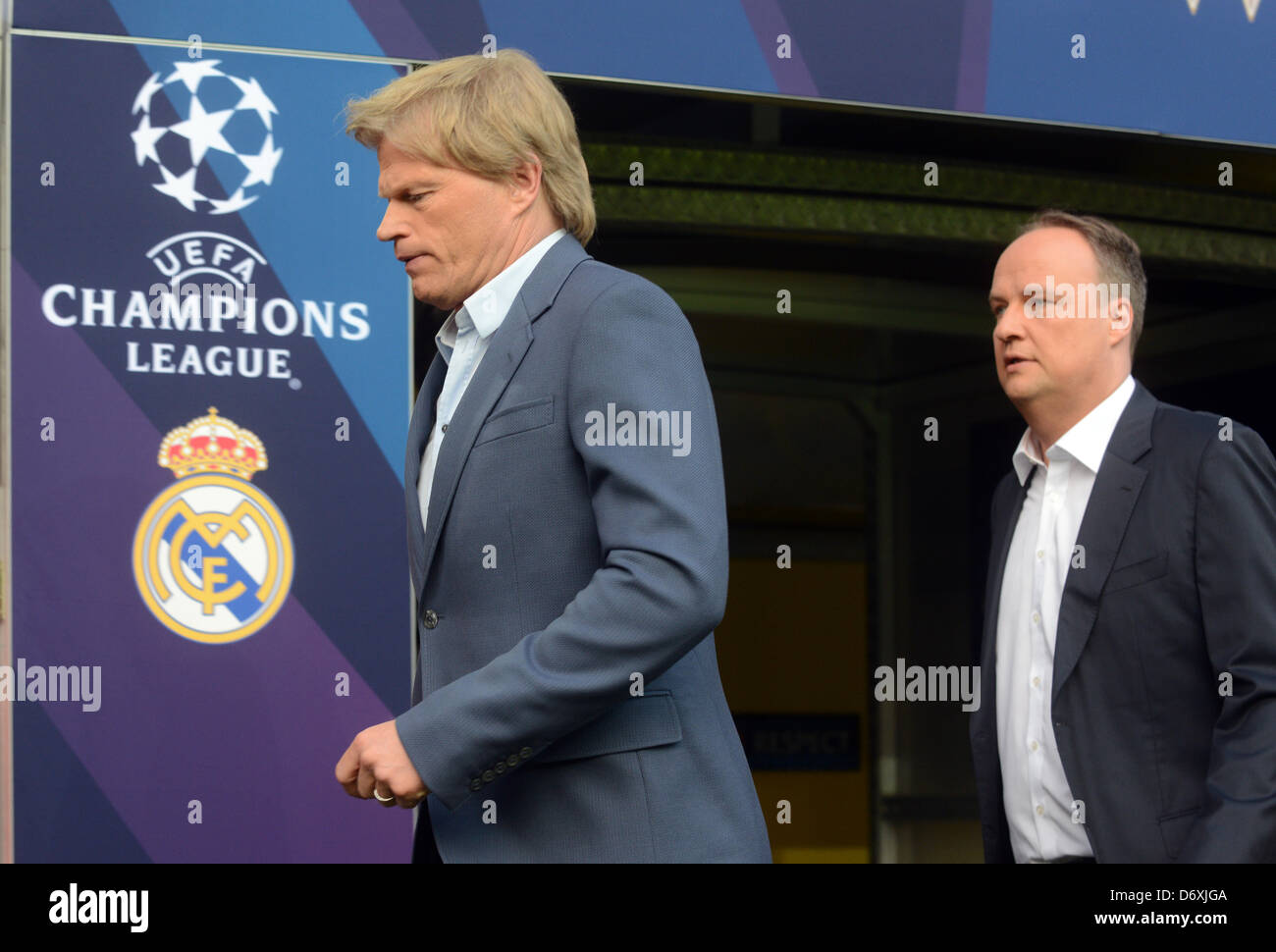 Dortmund, Deutschland. 24. April 2013. TV Gastgeber Oliver Kahn (L), ehemaliger Torwart des FC Bayern München, und Oliver Welke geben Sie das Stadion vor der UEFA Champions League-Halbfinale ersten Bein Fußballspiel zwischen Borussia Dortmund und Real Madrid im BVB Stadion Dortmund in Dortmund, Deutschland, 24. April 2013. Foto: Bernd Thissen/dpa Stockfoto