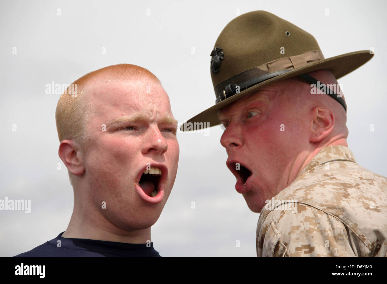 US Marinekorps Bohrgerät Lehrer schreit ein Marine-Rekrut während ein Mini Boot Camp 4. Mai 2012 bei Camp Riley, MN. Stockfoto