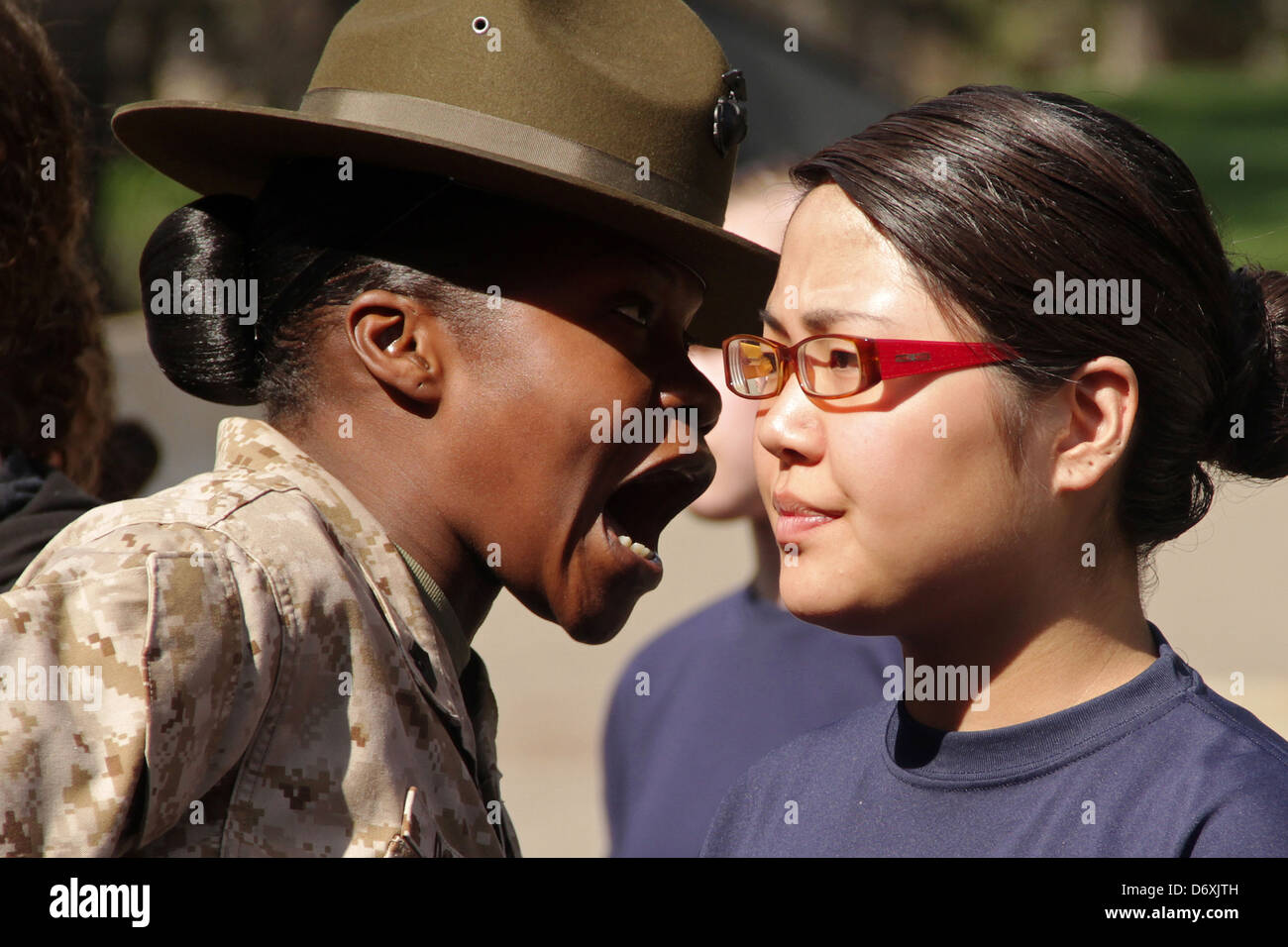 US Marinekorps Bohrgerät Lehrer schreit ein Marine-Rekrut während ein Mini Boot Camp 24. März 2012 bei Camp Riley, MN. Stockfoto