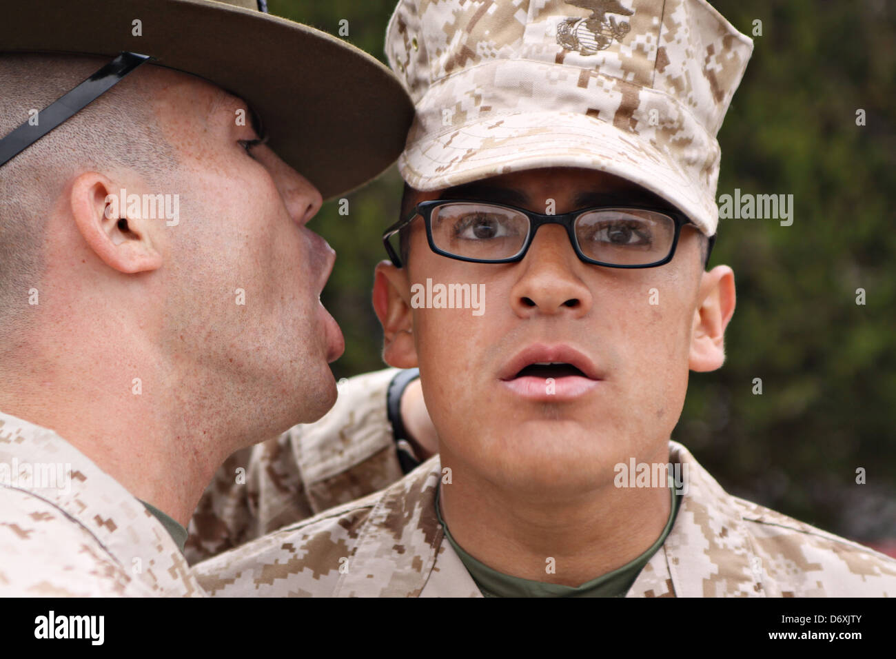Ein US Marine Corps Drill Instructor schreit ein Marine-Rekrut während Bootcamp im Marine Corps Recruit Depot 20. April 2012 in San Diego, Kalifornien. Stockfoto