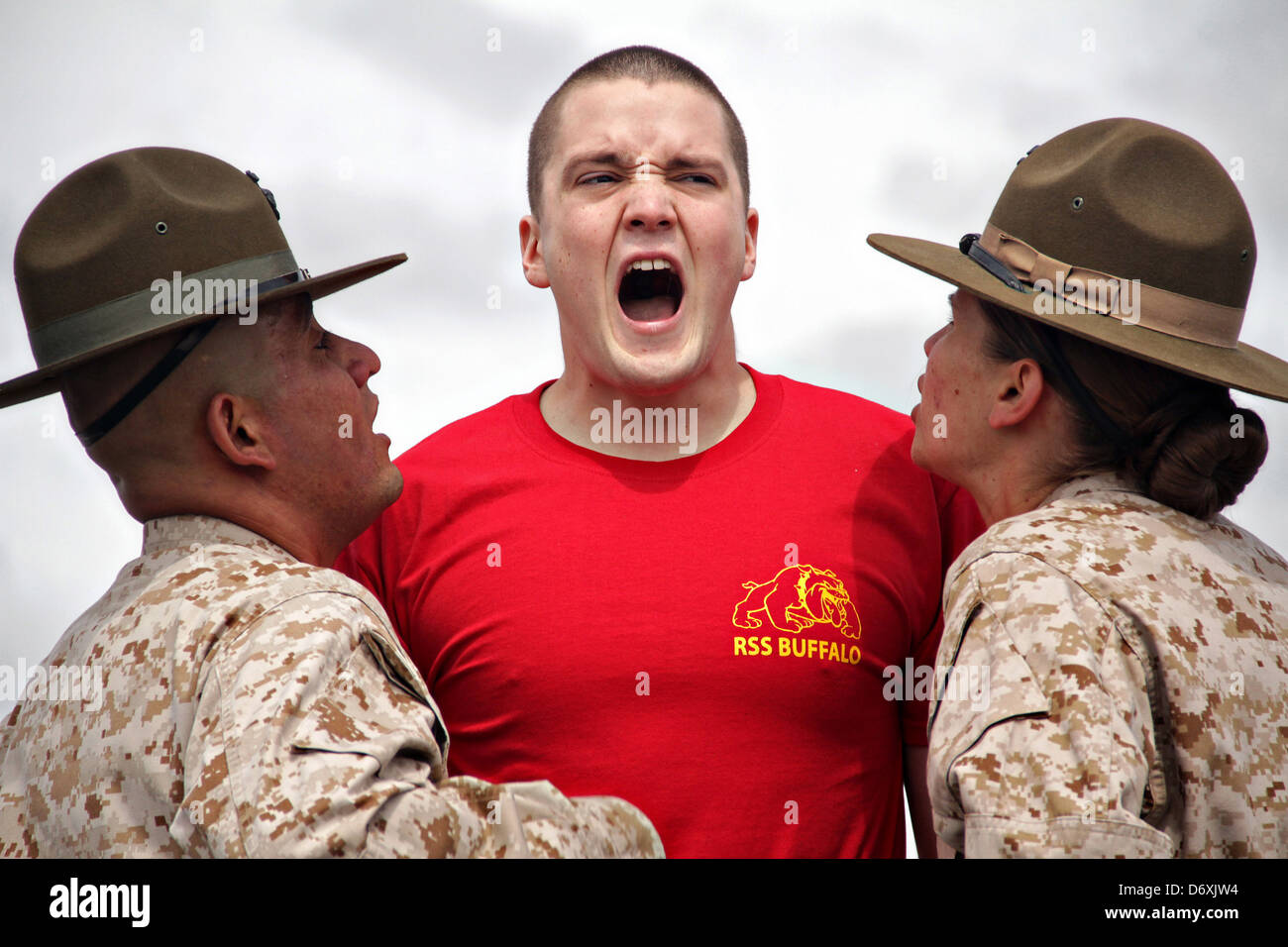 US Marinekorps Bohrgerät Lehrer schreit ein Marine-Rekrut während ein Mini Boot Camp 4. Mai 2012 bei Camp Riley, MN. Stockfoto