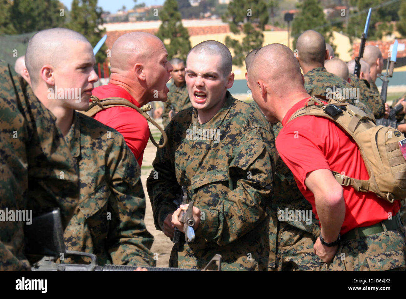 Ein US Marine Corps Drill Instructor schreit ein Marine-Rekrut während Bootcamp im Marine Corps Recruit Depot 25. März 2013 in San Diego, Kalifornien. Stockfoto