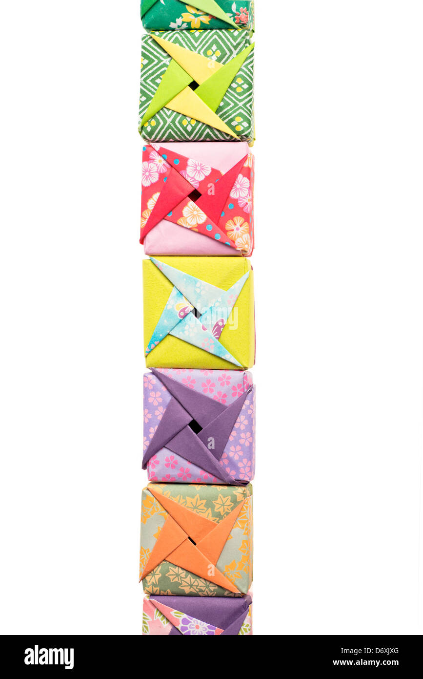Reihe von Origami-Schachteln auf weißem Hintergrund Stockfoto