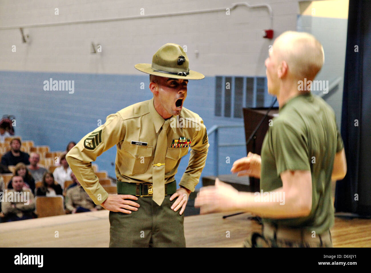 Ein US Marine Corps Drill Instructor schreit ein Marine-Rekrut während Bootcamp im Marine Corps Recruit Depot 14. Februar 2012 in San Diego, Kalifornien. Stockfoto