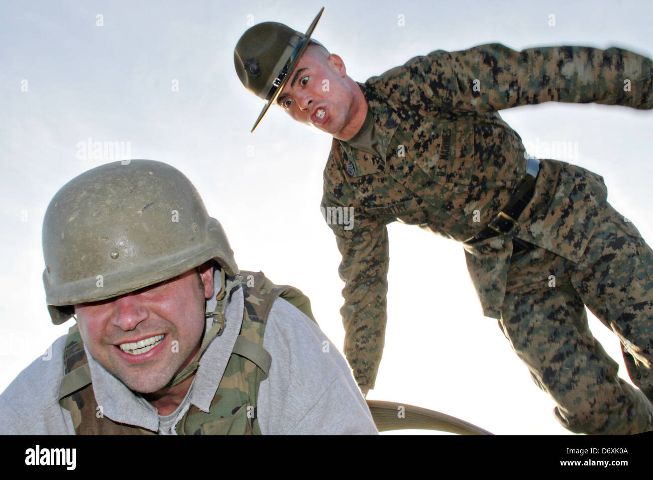 UNS Marinekorps Drill Instruktoren schreit einen zivile Lehrer, die sich freiwillig gegen die Bajonett-Hindernisparcours während ein Pädagogen-Workshops im Marine Corps Recruit Depot 29. Januar 2013 in San Diego, Kalifornien. Stockfoto