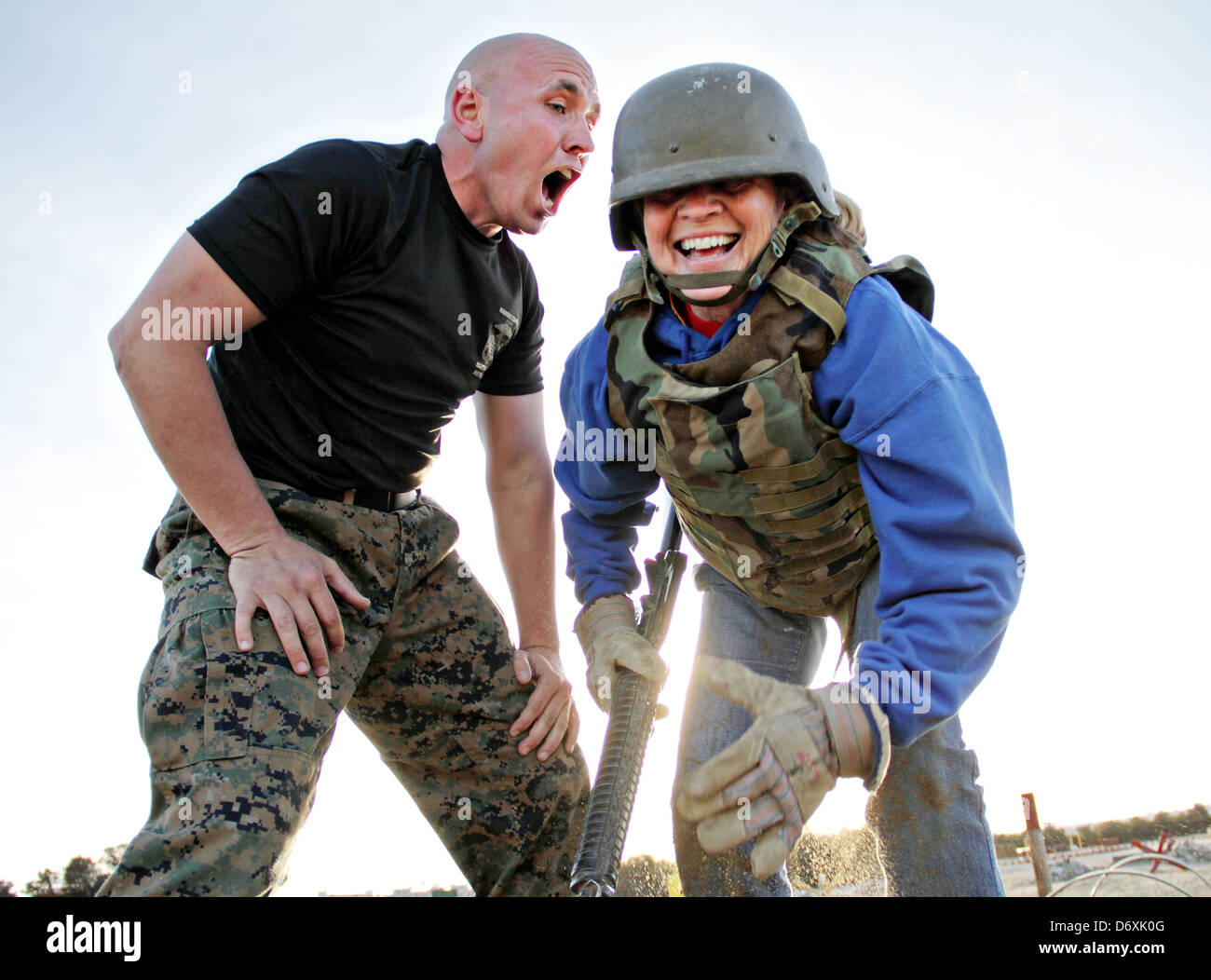 US Marine Corps Drill Instruktoren Schreie bei zivilen Lehrer, die sich freiwillig gegen die Bajonett-Hindernisparcours während ein Pädagogen-Workshops im Marine Corps Recruit Depot 29. Januar 2013 in San Diego, Kalifornien. Stockfoto