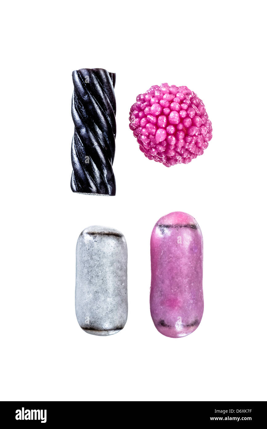 Auswahl an Lakritz-Bonbons auf weißem Hintergrund Stockfoto