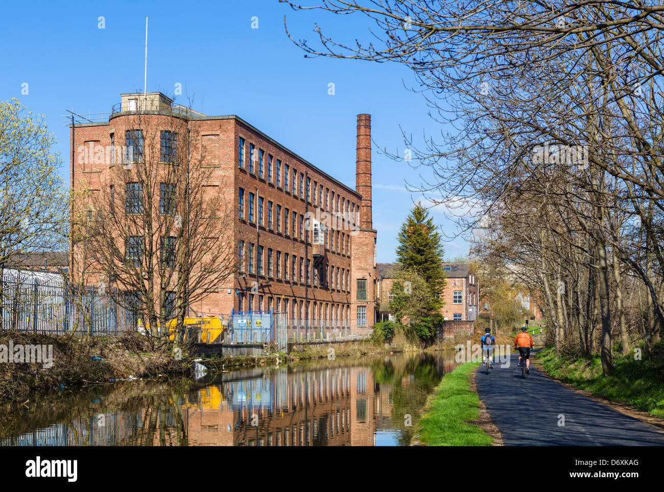 Radfahrer an den Ufern der Leeds, Liverpool Canal am Stadtrand von Leeds in der Nähe von Oddy sperrt, West Yorkshire, Großbritannien Stockfoto