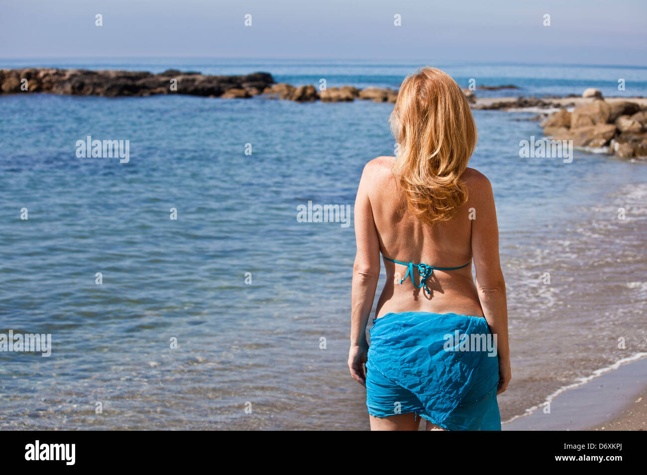 Eine Frau zu Fuß am Strand Stockfoto