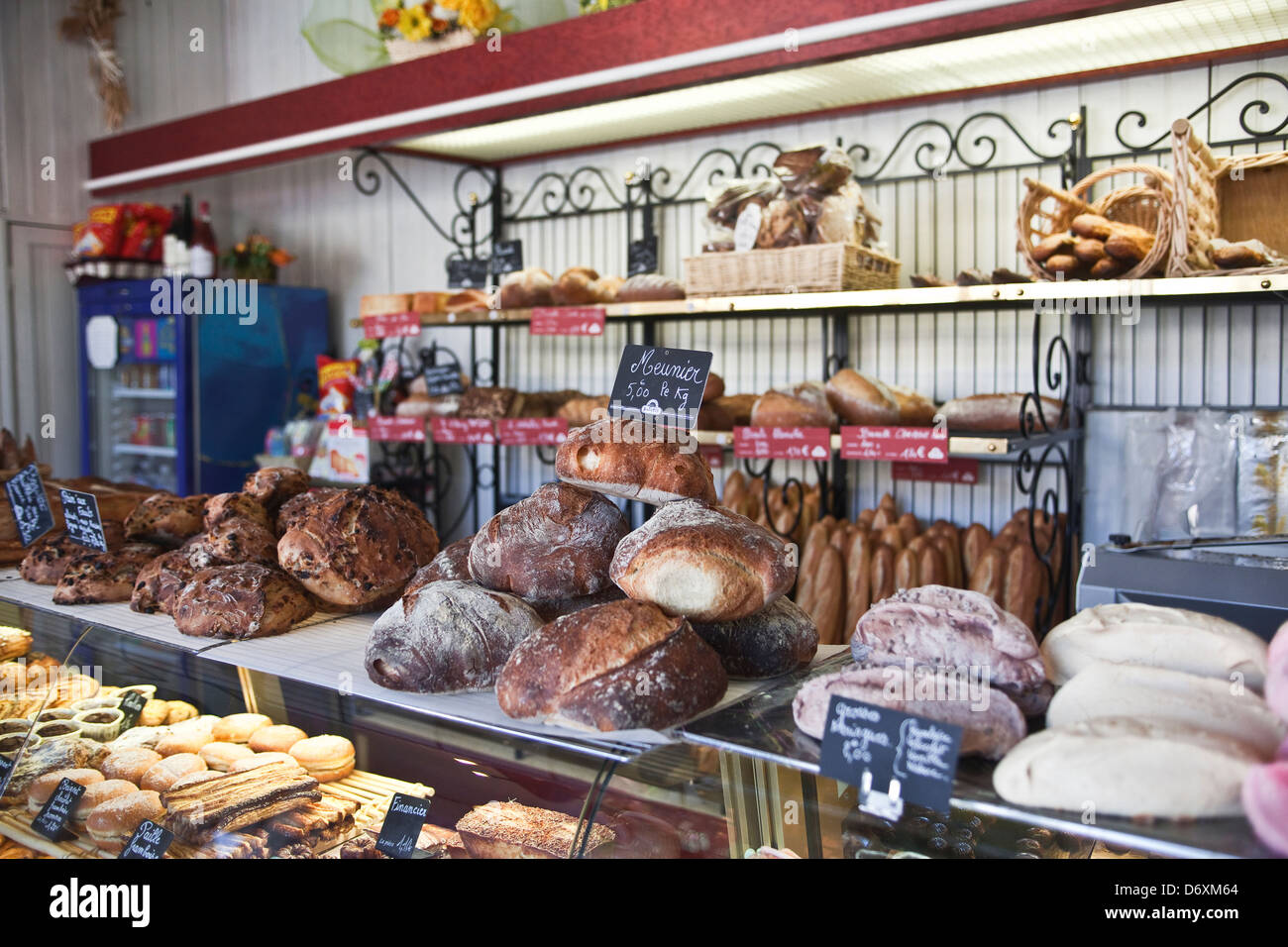 Leckere Köstlichkeiten in der Bäckerei in Lyons-la-Foret. Stockfoto