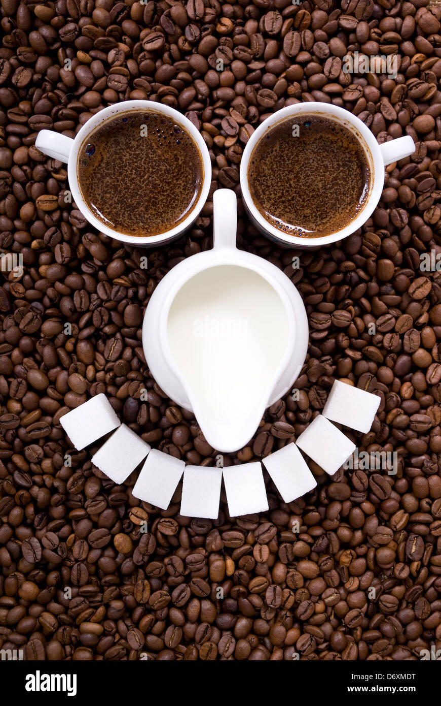 Tassen mit Kaffee auf verschüttetem Getreide Kaffee Stockfoto Tassen mit Kaffee auf verschüttetem Getreide Kaffee Stockfoto