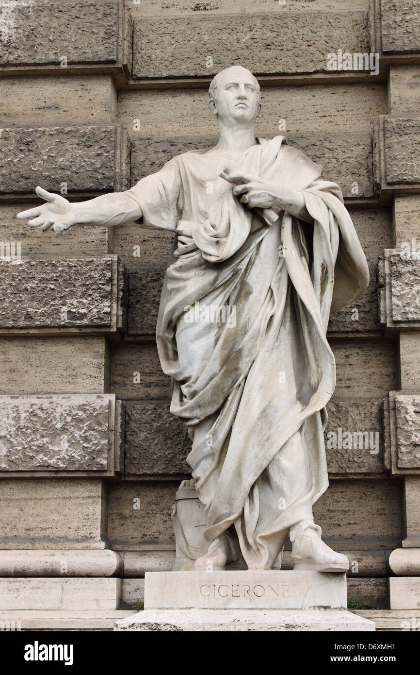 Statue von Cicero vor dem Justizpalast in Rom, Italien Stockfoto